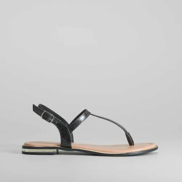 Sandalias negras de Piccola Piu, a la venta en Merkal Calzados, 19,99 euros.