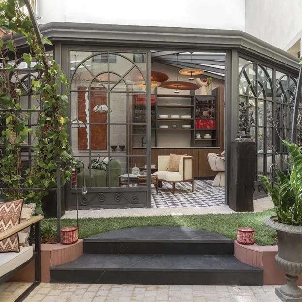 Patio interior «Disfrute palaciego durante las cuatro estaciones», diseñado por Raquel Chamorro y David Álvaro Maroto en Casa Decor 2025.