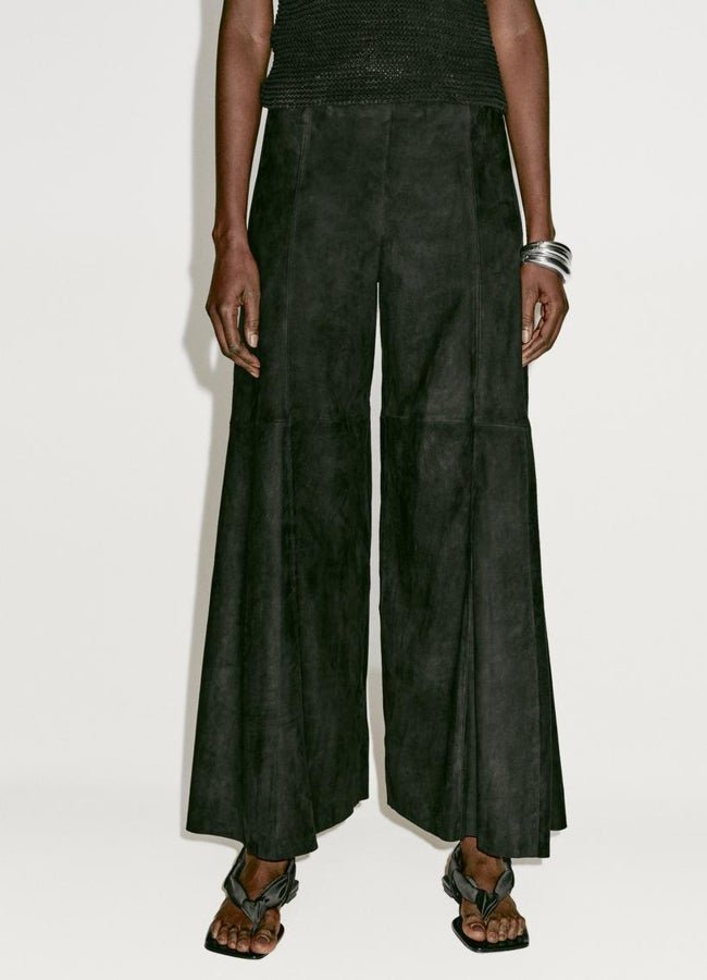 Pantalón de ante de Massimo Dutti.