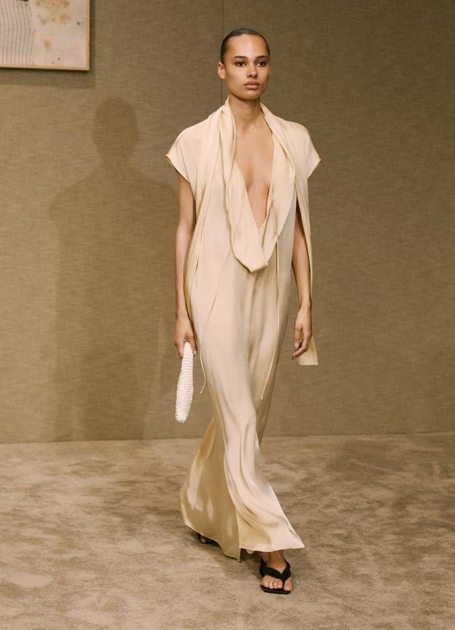 Vestido largo fluido de Massimo Dutti.