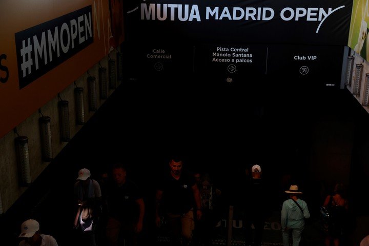 Los niveles más bajos de los estadios principales de la Caja Mágica quedaron en penumbras. EFE/ Chema Moya