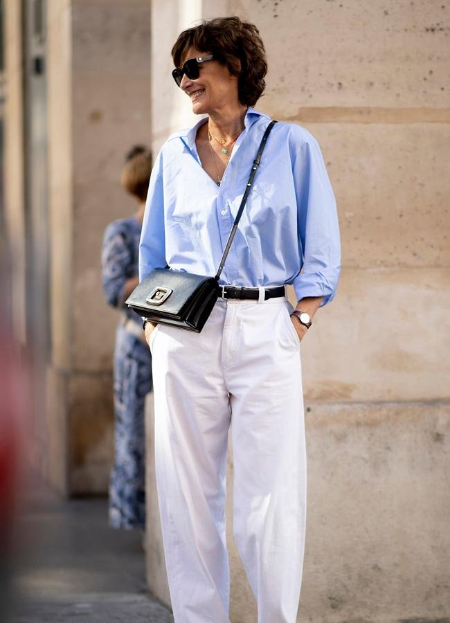 Mujer con pantalones blancos y camisa/LAUNCHMETRICS SPOTLIGHT