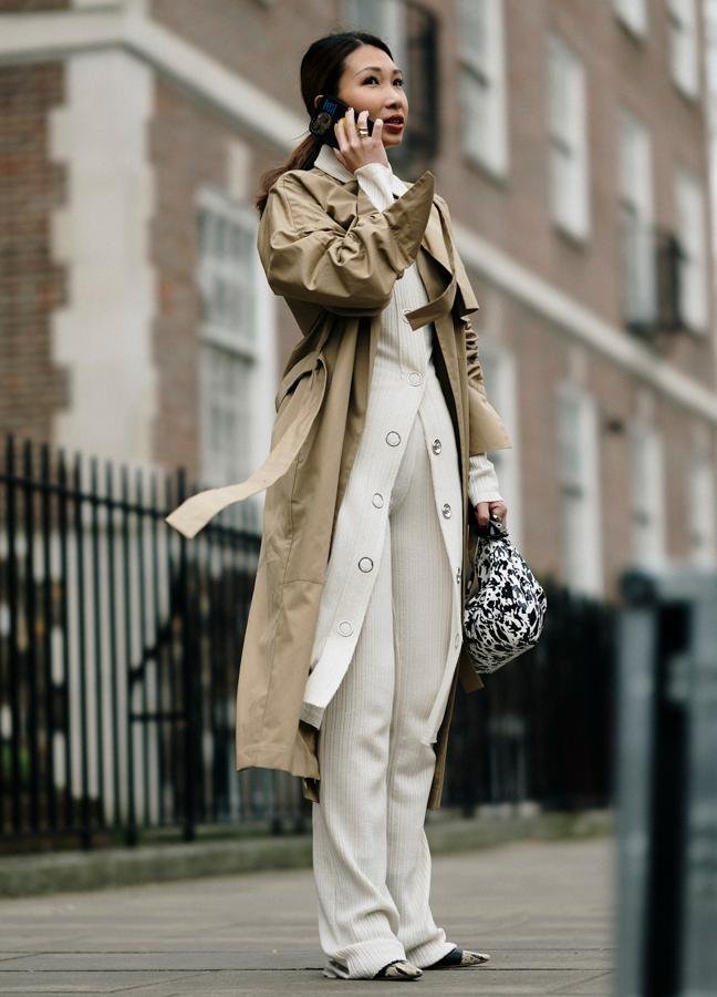 Mujer con pantalones blancos y gabardina/LAUNCHMETRICS SPOTLIGHT