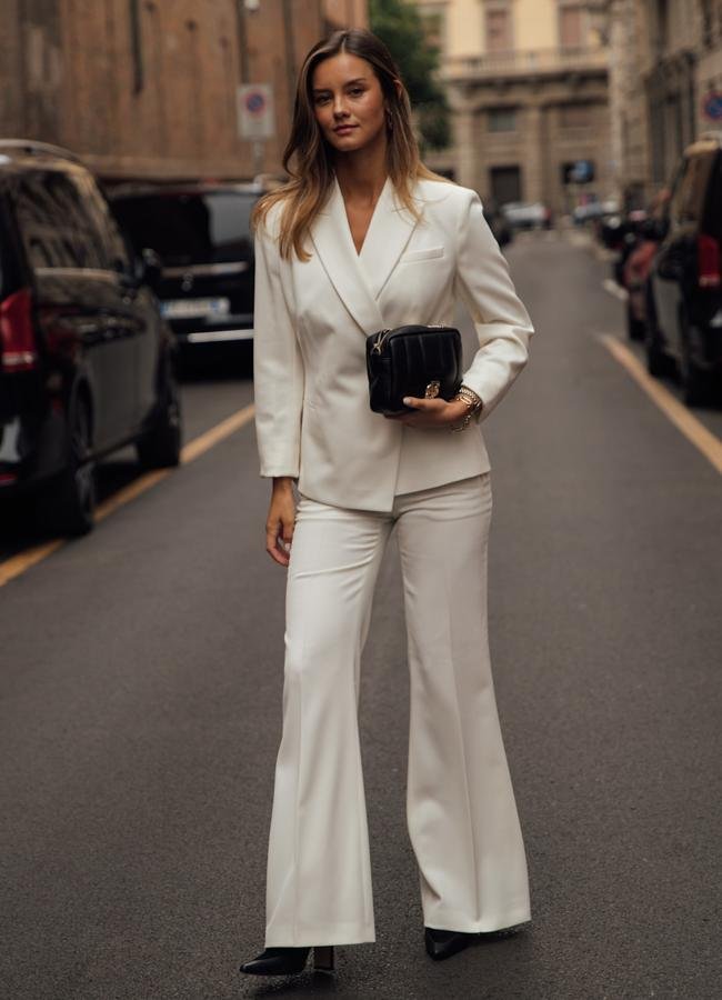 Mujer con total look blanco/ LAUNCMETRICS SPOTLIGHT