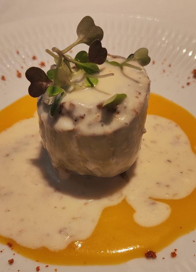 La deliciosa alcachofa rellena de rabo de toro con parmentier de patata que podemos encontrar entre las propuestas fuera de carta de Candeli. / AFL