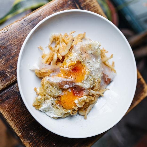 Las gambas cristal con huevo frito, una de las delicias que se puede disfrutar en Tabanco Amores.