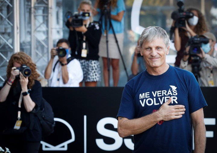 Viggo Mortensen, con su camiseta dedicada a Boedo en San Sebastian 2020. Foto: Foto: EFE / Javier Etxezarreta.