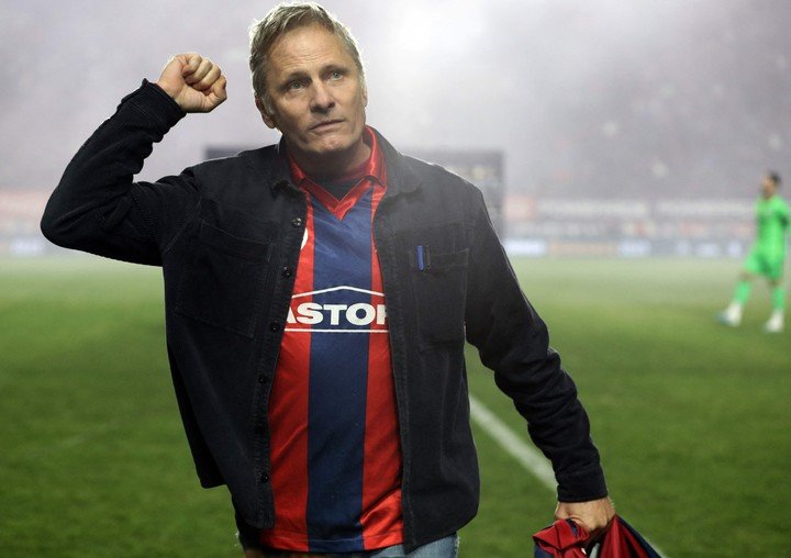 Viggo Mortensen, en una de sus visitas a la cancha de San Lorenzo, donde lo aman. Foto: ALEJANDRO PAGNI / AFP.