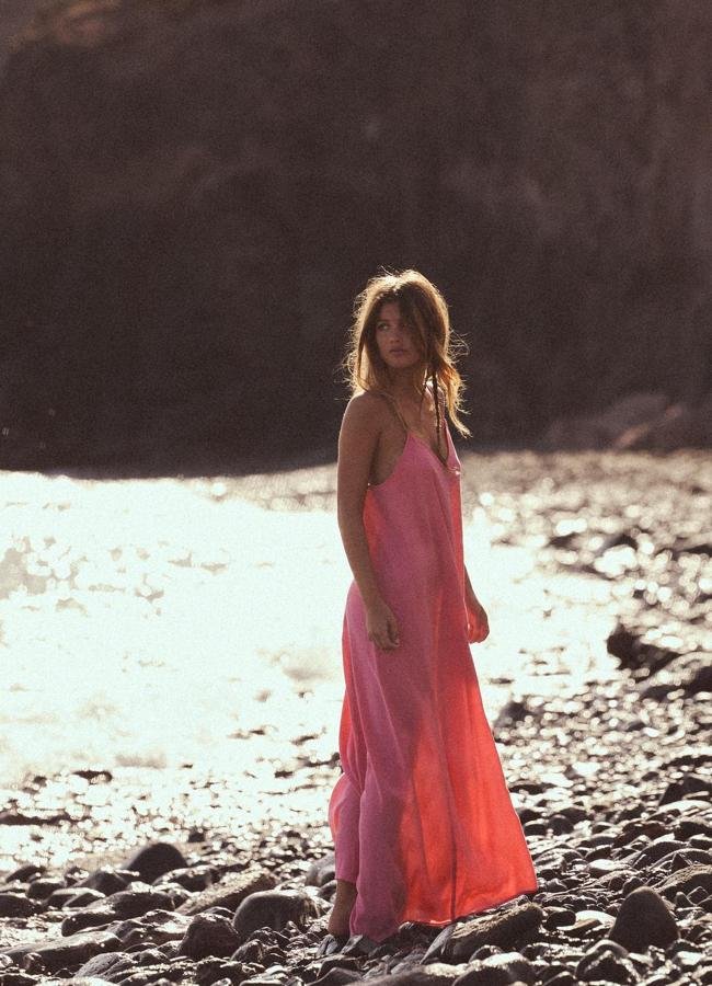 Vestido midi en color rosa con descuento en Zara.