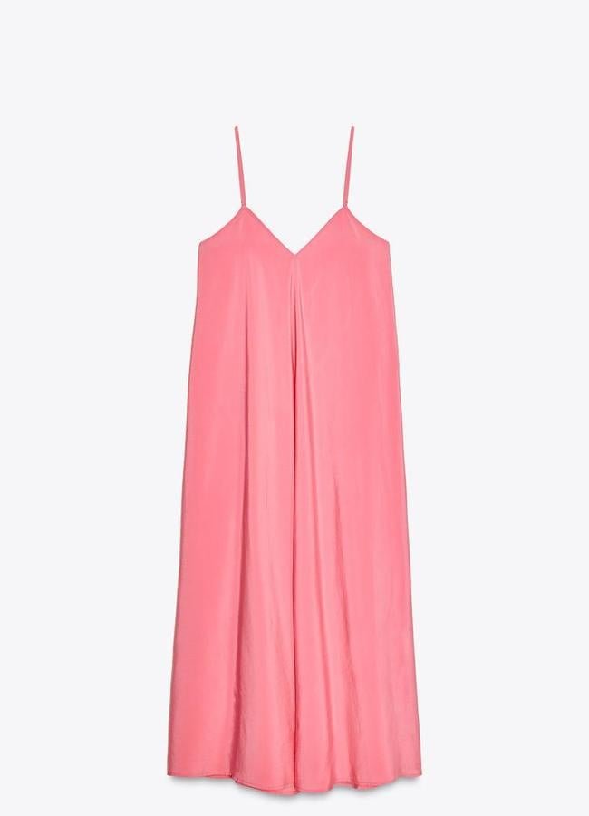 Vestido midi en color rosa de Zara (17,99 euros).