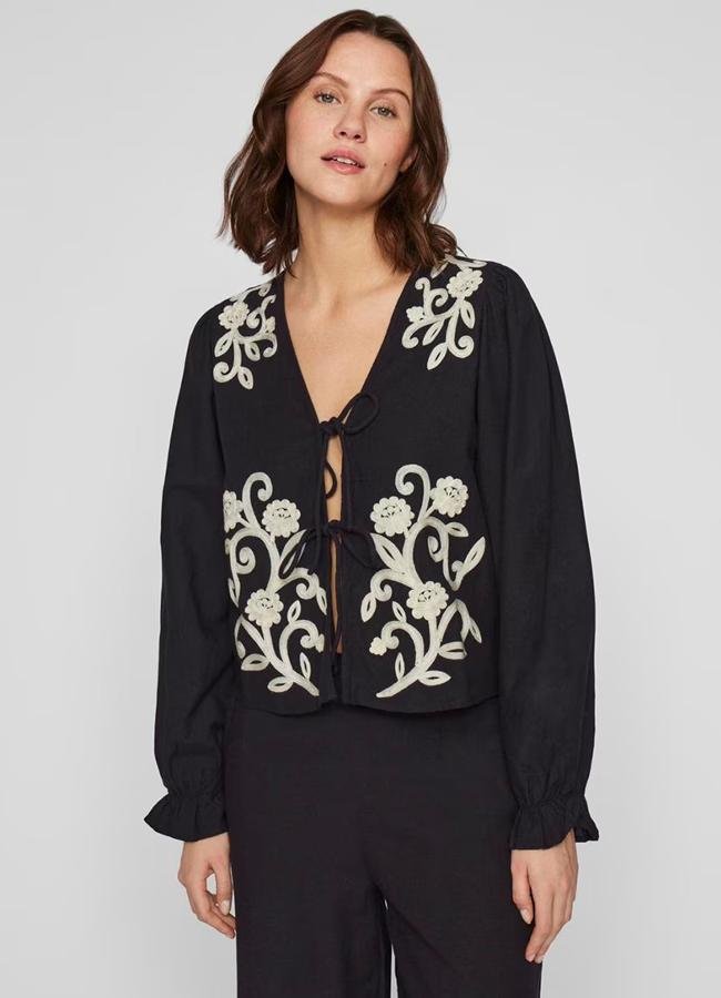 Camisa negra con bordado blanco de Tintoretto, 24,99 euros.