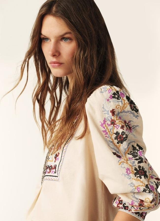 Camisa con bordados en la espalda y manga tres cuartos de ba&sh, 150,50 euros.