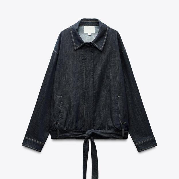 Cazadora denim TRF con cinturón (39,95€)