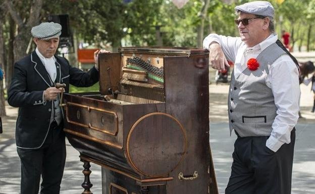 Hombres vestidos de chulapo