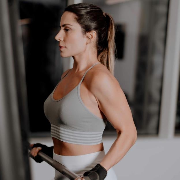 Mujer haciendo ejercicio con peso. 