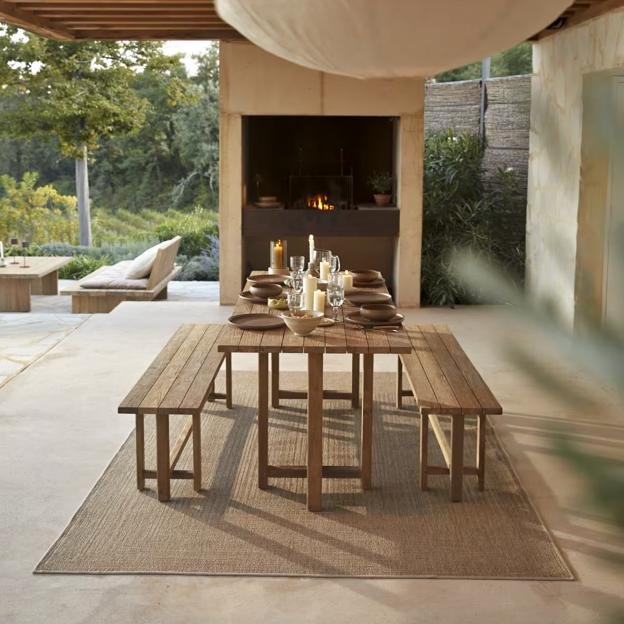 Conjunto Antonia de Tikamoon, con mesa extensible y bancos a juego, todo en madera de teca. Precio: 2.249 euros. 