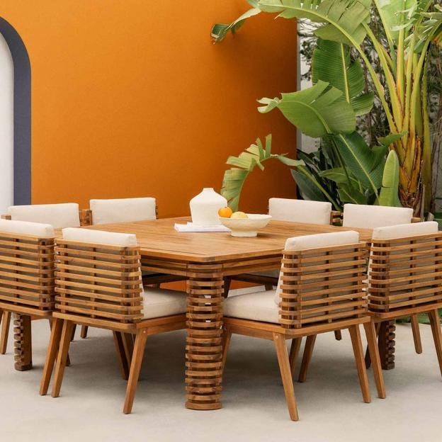 Conjunto de mesa cuadrada y ocho sillas de madera de acacia de The Masie. Precio: 1.549 euros.