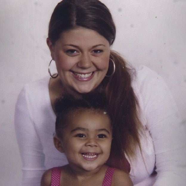 Megan Waterman, una de las chicas desaparecidas, y su hija Liliana.