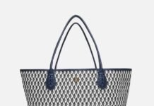 El bolso personalizado con iniciales que todas las famosas de más de 50 tienen en su armario