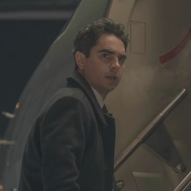 Nick (Max Minghella) instantes antes de entrar al avión en el que fallecerá. 