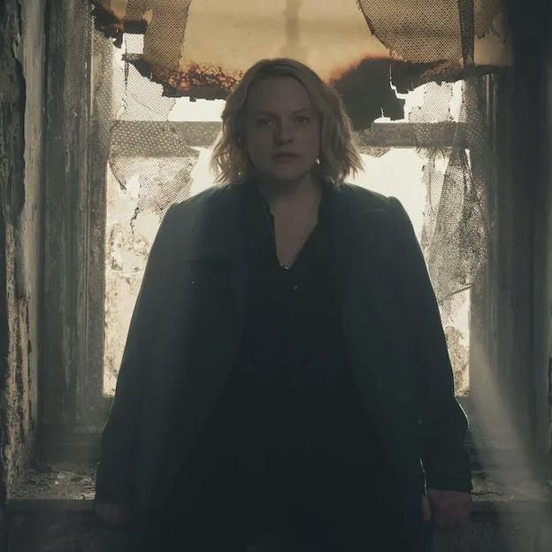 June (Elizabeth Moss) regresa a la habitación de la casa Waterford donde empezó todo.