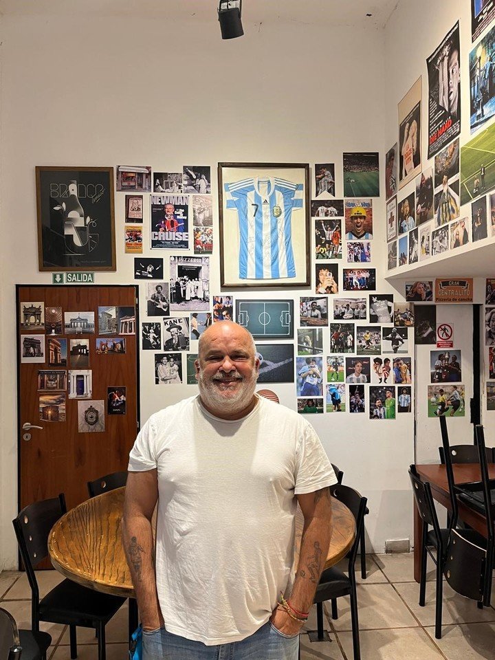 Carlos Comi (60), exdiputado nacional de la Coalición Cívica, homenajeó a Di María luego de que se conociera su vuelta a Central.