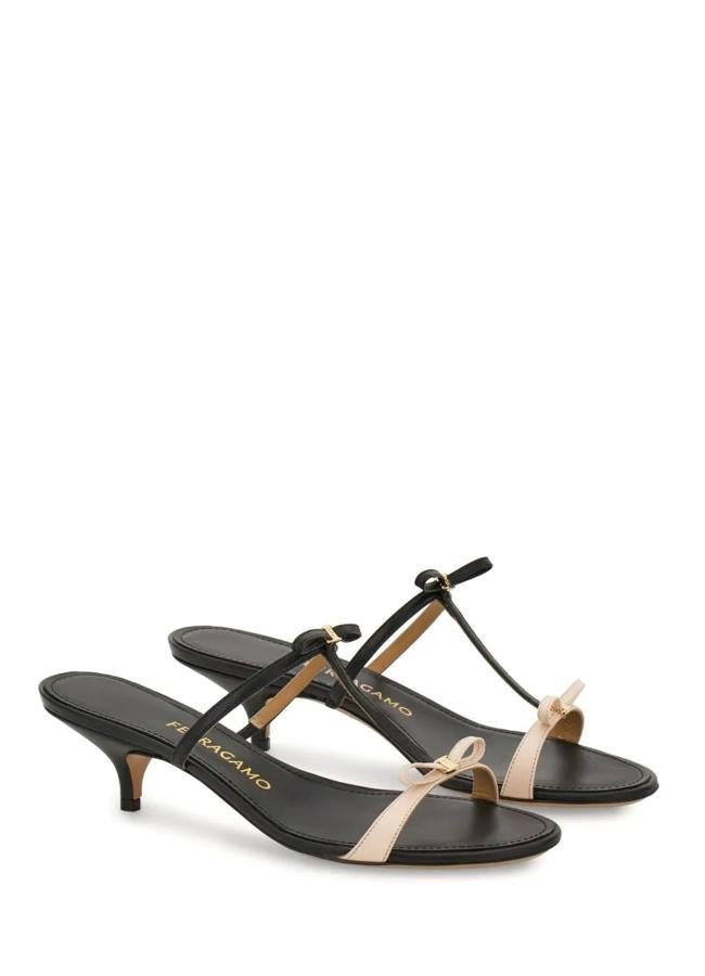 Kitten heels con lacito de Ferragamo, 750 euros.