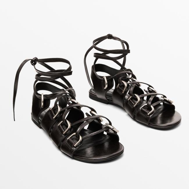 Las sandalias de Massimo Dutti de anillas.