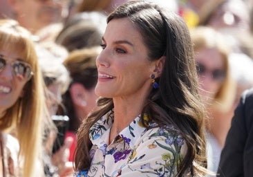 La reina Letizia estrena el look perfecto de primavera: vestido estampado y las alpargatas más cómodas