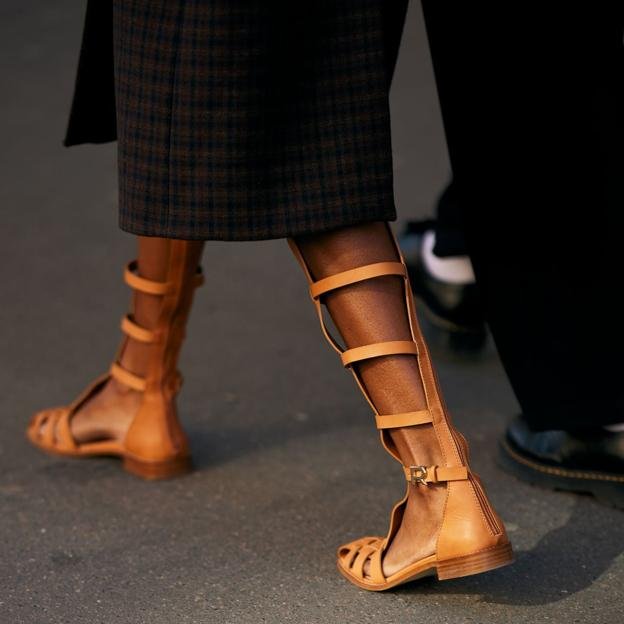 La inesperada tendencia en sandalias planas que va a triunfar este 2025: vuelven las romanas del los 2000