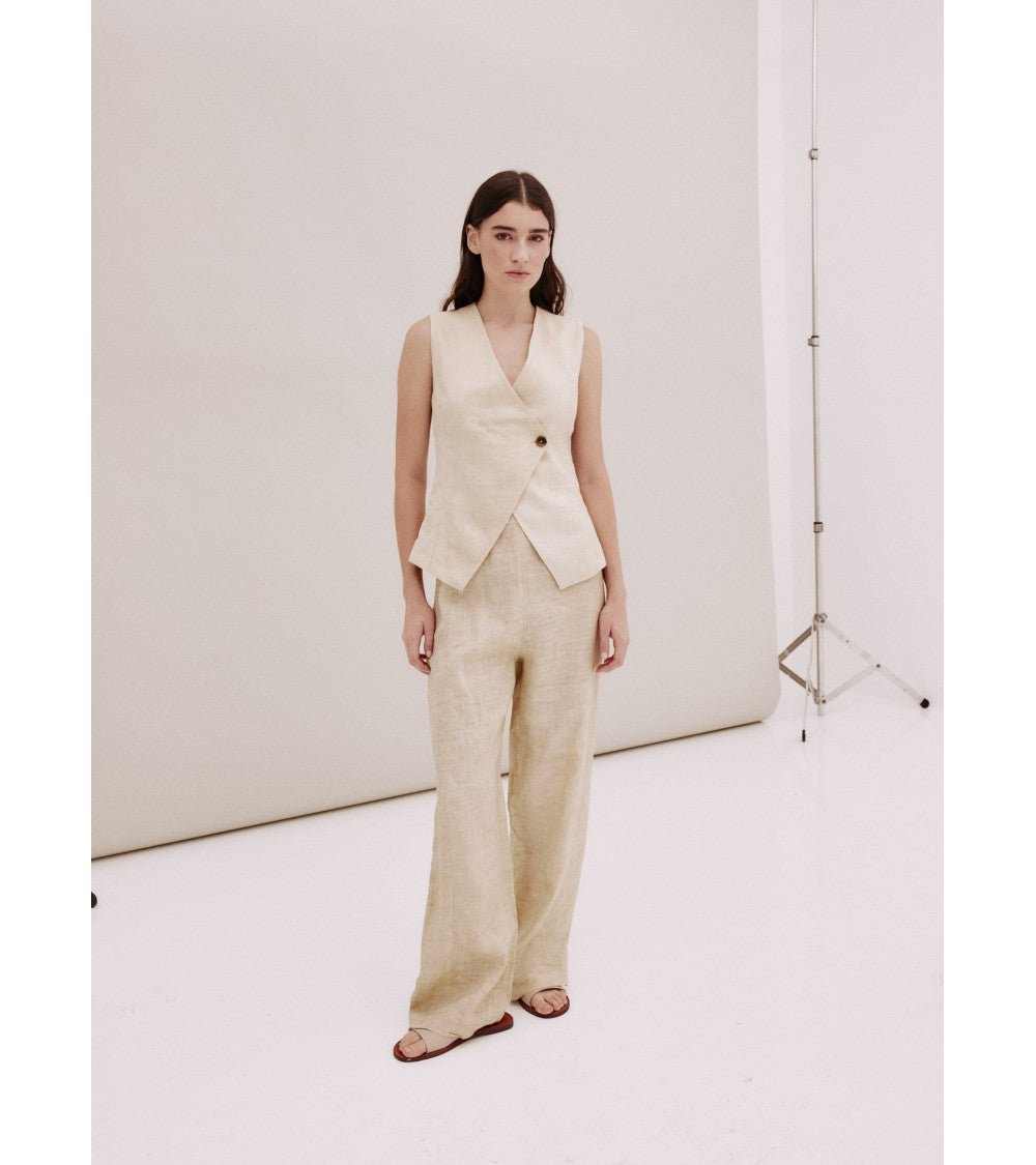 Chaleco cruzado conjunto (68,90€) y Pantalón recto conjunto (78,90€), de Amée