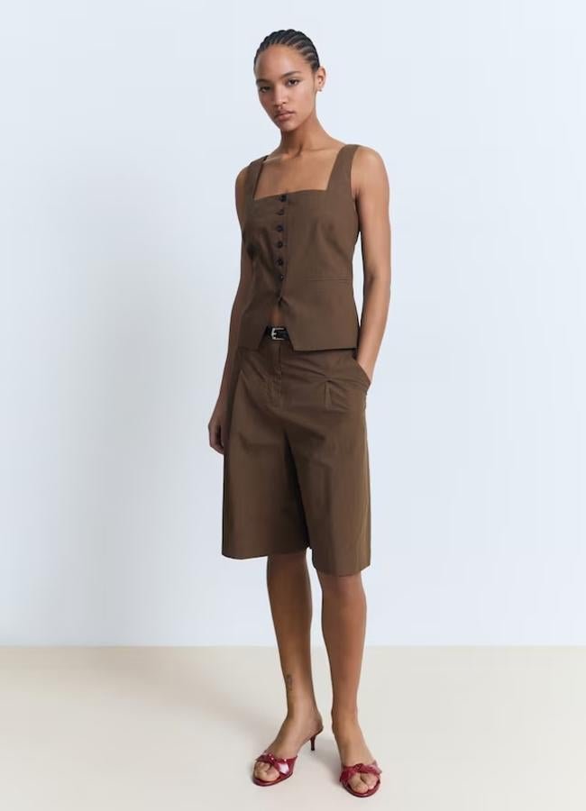 Chaleco traje algodón (35,99€) y Bermuda traje algodón (35,99€), de Mango