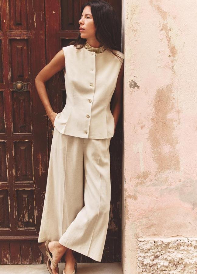 Chaleco pinzas con lino (29,95€) y Pantalón culotte con lino (27,95€), de Zara