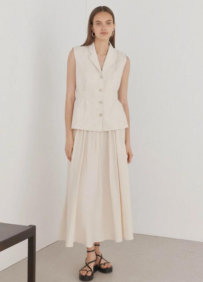 Chaleco largo bordado (83€) y Falda midi tablas (69€), de Pedro del Hierro