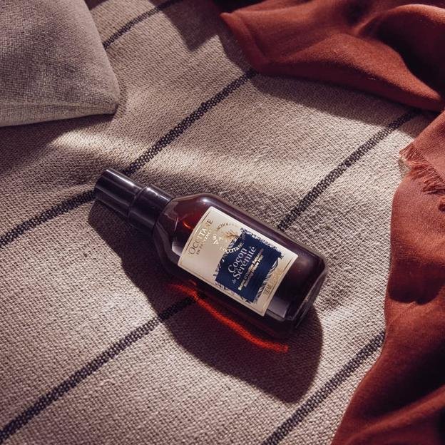 La bruma relajante de almohada Cocon de Sérénité de L'Occitane cuesta 19.80 euros en Amazon.