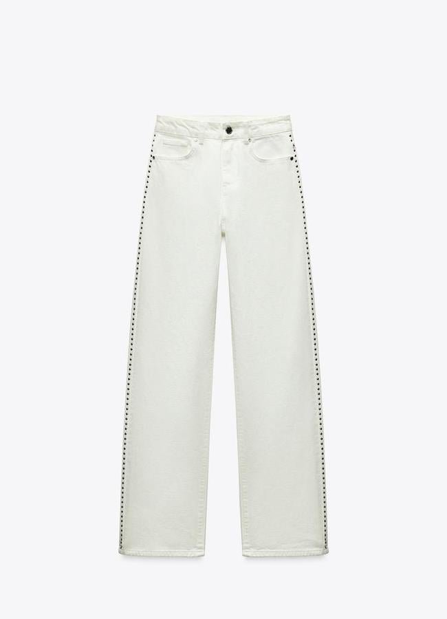 Vaqueros blancos con tachuelas de Zara.