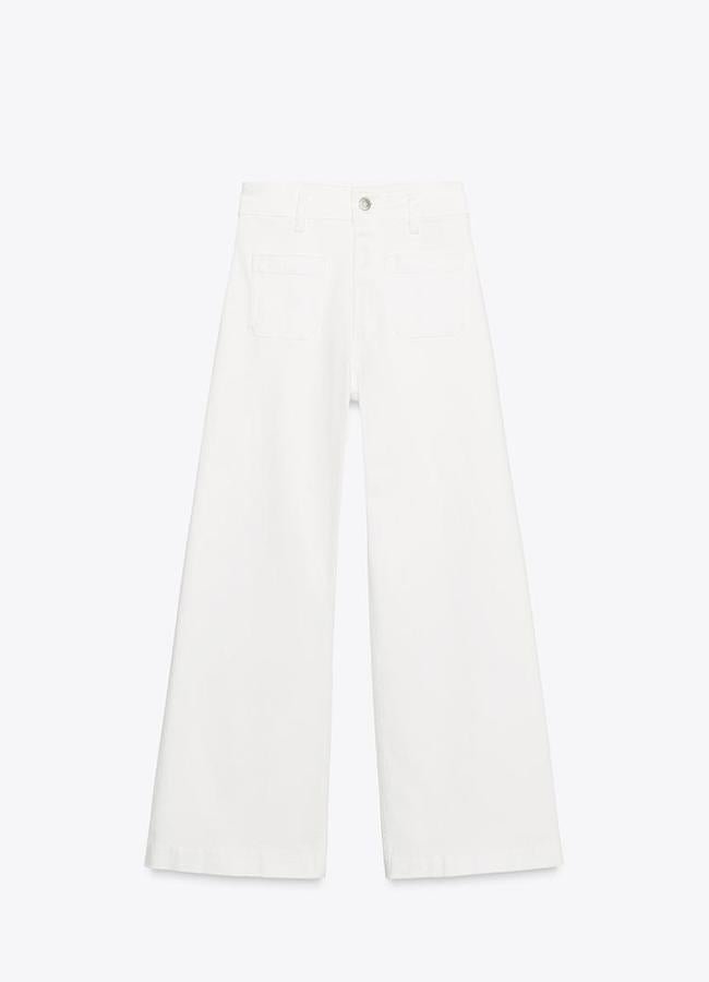 Vaqueros en blanco estilo wide leg de Zara.