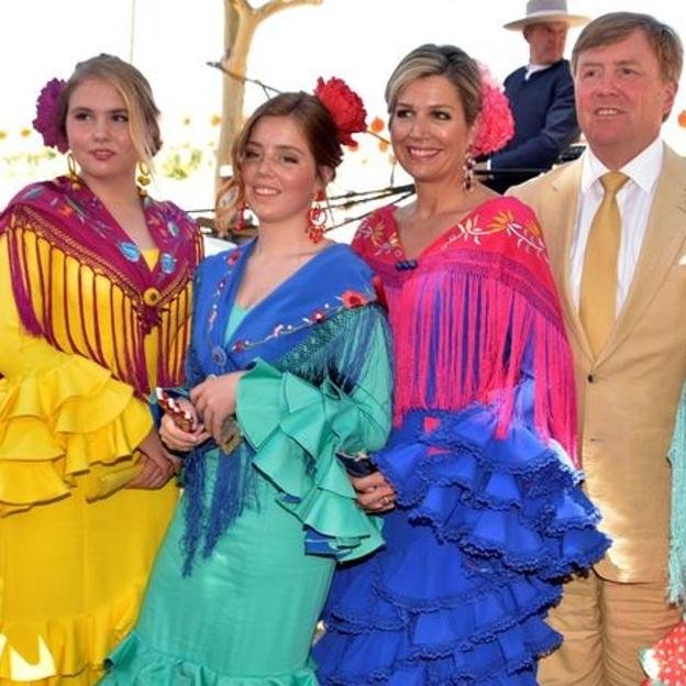 Máxima de Holanda con el rey Guillermo y sus hijas en la Feria de Abril en 2019