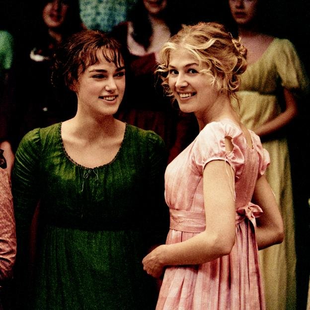 Keira Knightley junto a Rosamund Pike, que interpretaba a su hermana en la ficción, Janet.