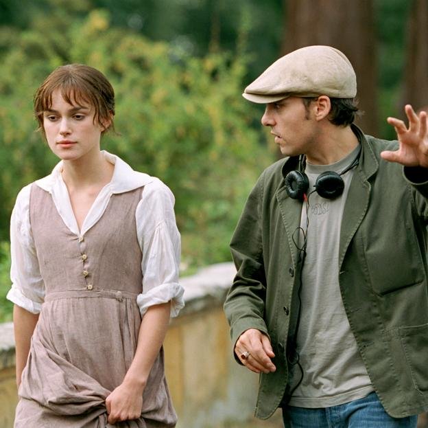 Keira Knightley junto a Joe Wright en un momento del rodaje de Orgullo y Prejuicio.