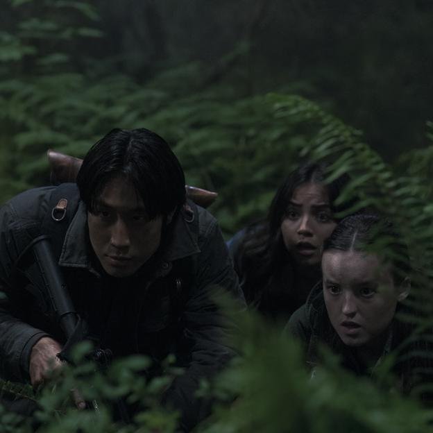 Jesse, Dina y Ellie en el parque del que huyen de los Lobos y se encuentran con los Serafitas. 