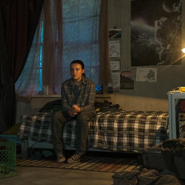 Bella Ramsey como Ellie en una imagen del sexto episodio de la segunda temporada de The Last of Us, meditando sobre la conversación que quiere tener con Joel.