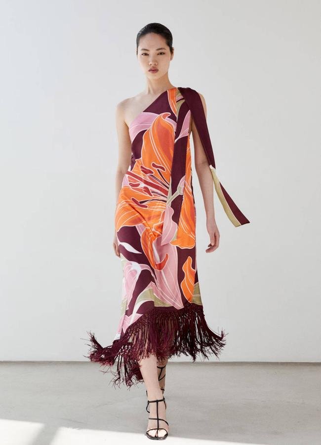 Vestido satinado flecos de Sfera (69,95€)