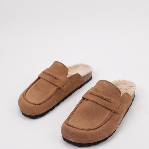 Zueco con pelito de Senses & Shoes, a la venta en Krack, 24,95 euros.