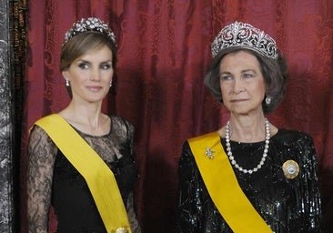 Así fue la última cena de gala del rey Juan Carlos: los looks espectaculares de Letizia y Sofía, y lo mejor del joyero Borbón