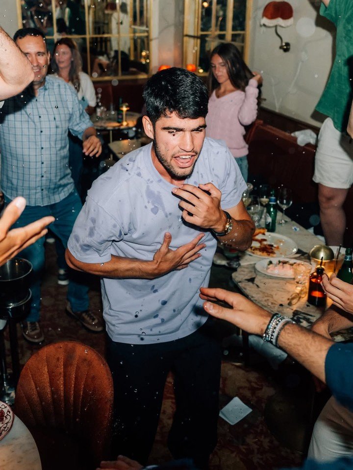 No words can explain that feeling what a match of tennis @carlitosalcarazz .#alcaraz #rolandgarros Carlos Alcaraz festeja su triunfo en Roland Garros