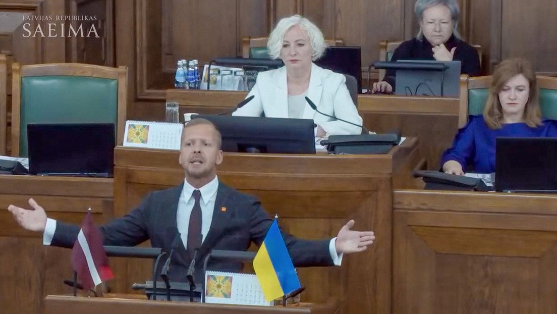 "¡Es nuestro idioma!": Echan a un diputado del Parlamento letón por defender a los rusoparlantes
