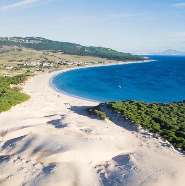 Tarifa, la capital del viento con las mejores playas y olas para hacer windsurf (y uno de los pueblos con la historia más sorprendente de España)