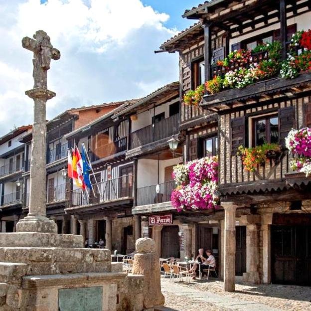 Este pueblo medieval español que los turistas no conocen tiene un casco antiguo con flores que te transporta a otra época