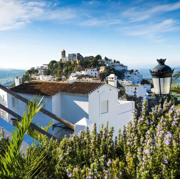 Este pueblo malagueño, fundado por Julio César, es uno de los más bonitos de España: mar, ruinas medievales y baños terapéuticos